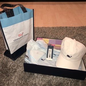 White vineyard vines whale logo hat.